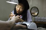 Thợ nail Việt ở Mỹ lo hóa chất độc hại